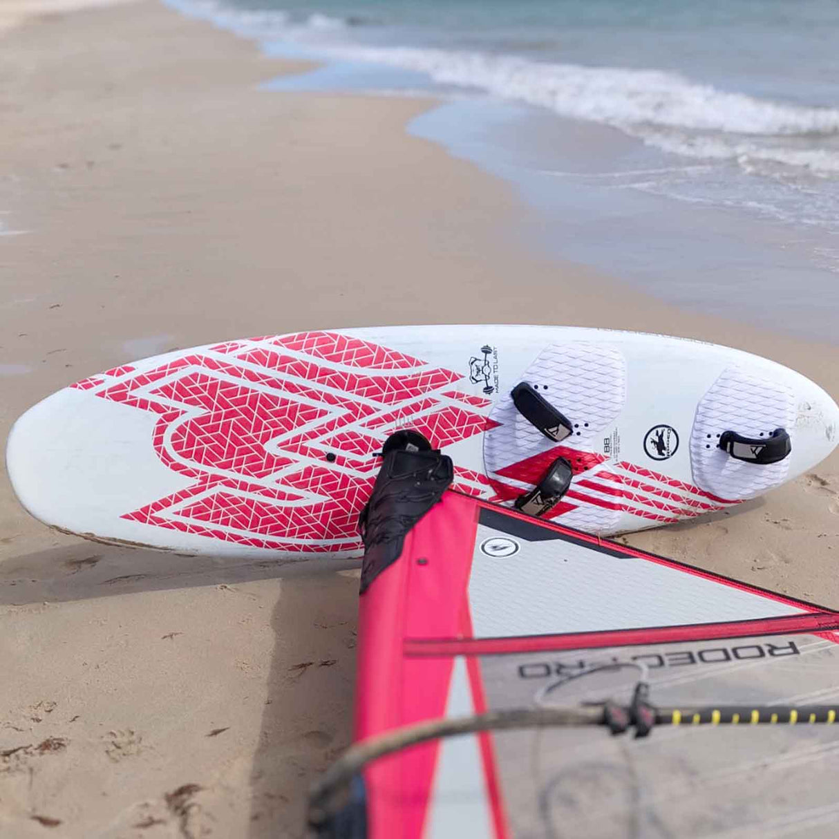 F2 Windsurfboard Rodeo Pro 80-104L Größe wählbar Weiss/Rot