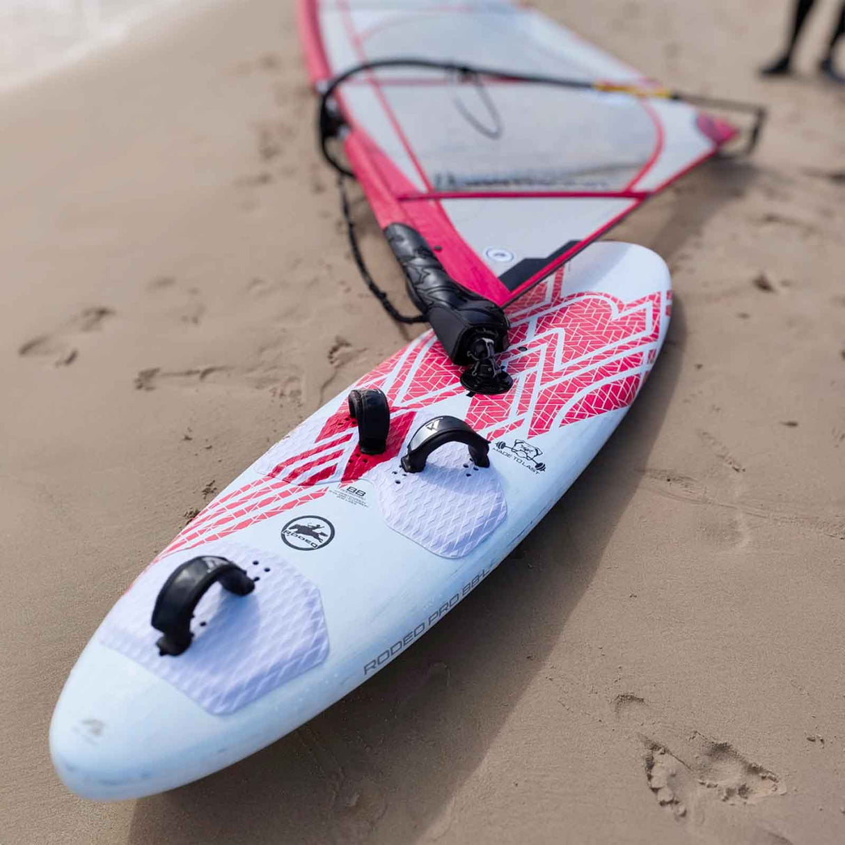 F2 Windsurfboard Rodeo Pro 80-104L Größe wählbar Weiss/Rot