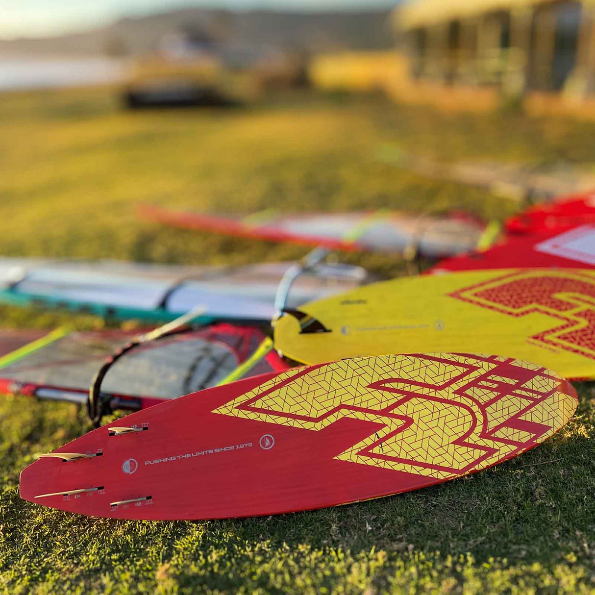 F2 Junior Windsurfboard Barracuda HD Youth 52-66L wählbar Rot/Gelb